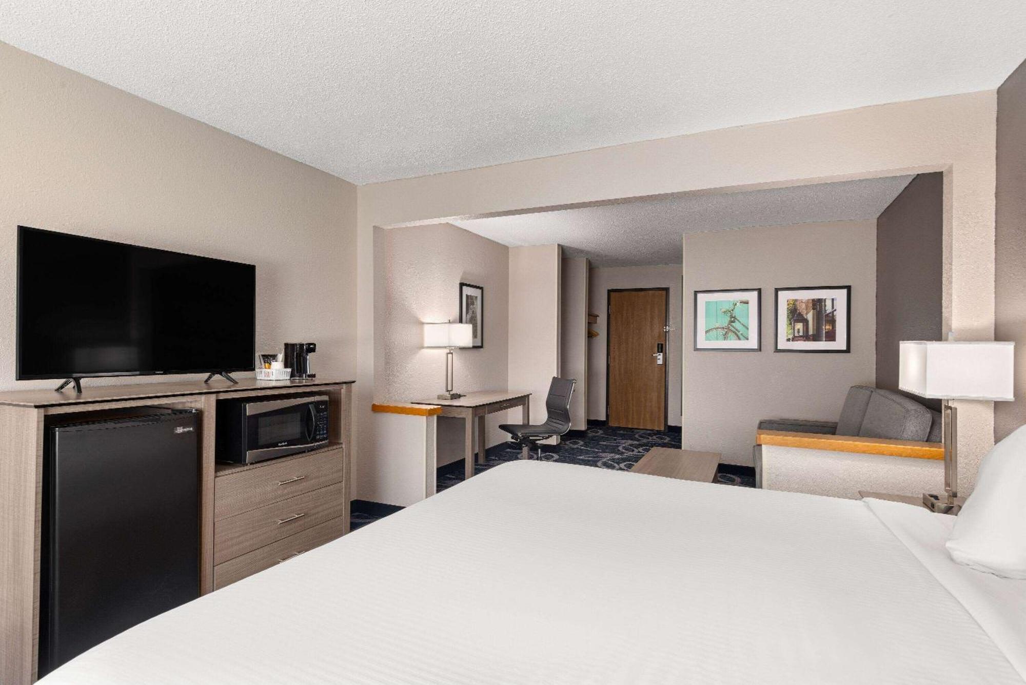 Baymont By Wyndham Waterloo Hotel Exterior photo