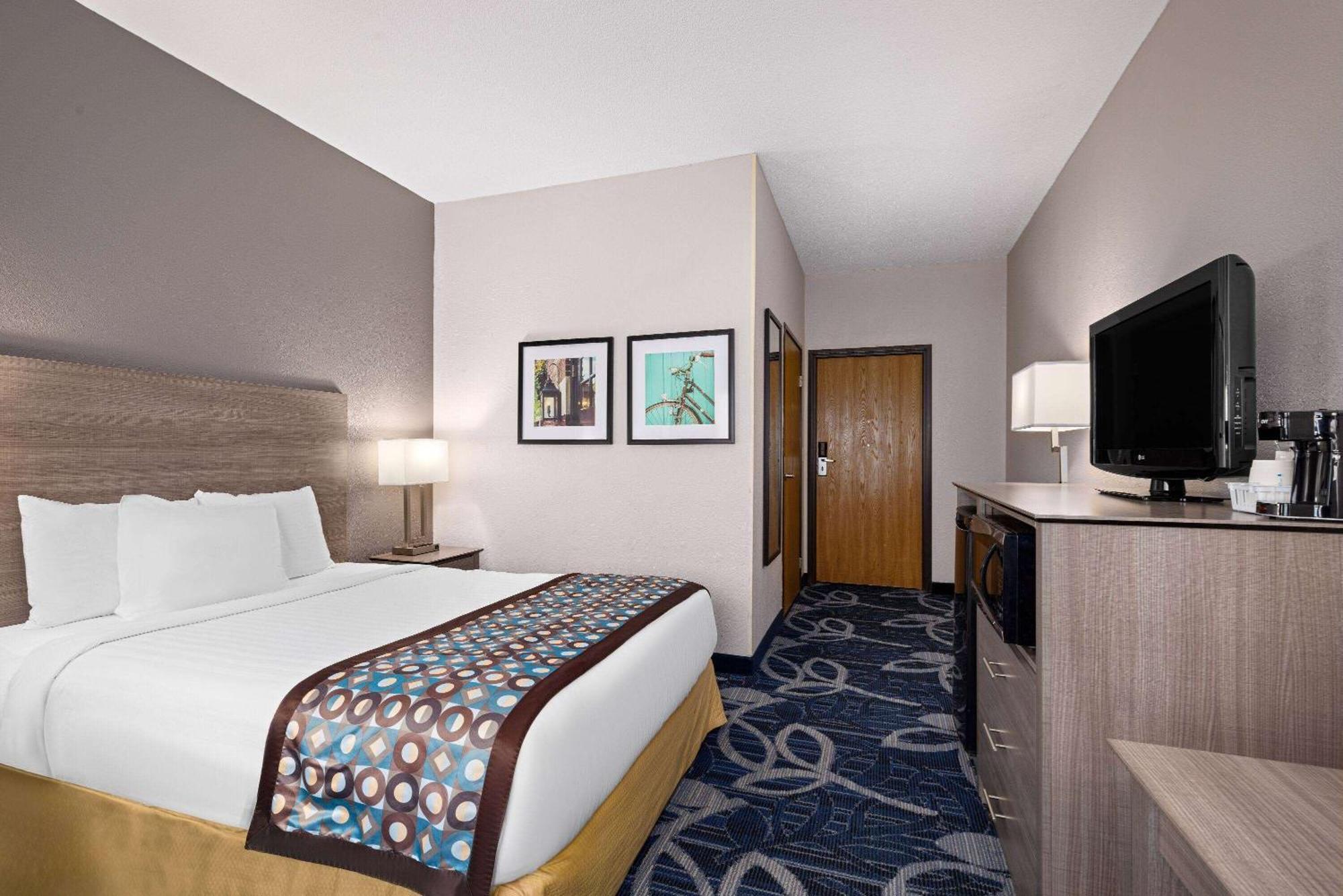 Baymont By Wyndham Waterloo Hotel Exterior photo
