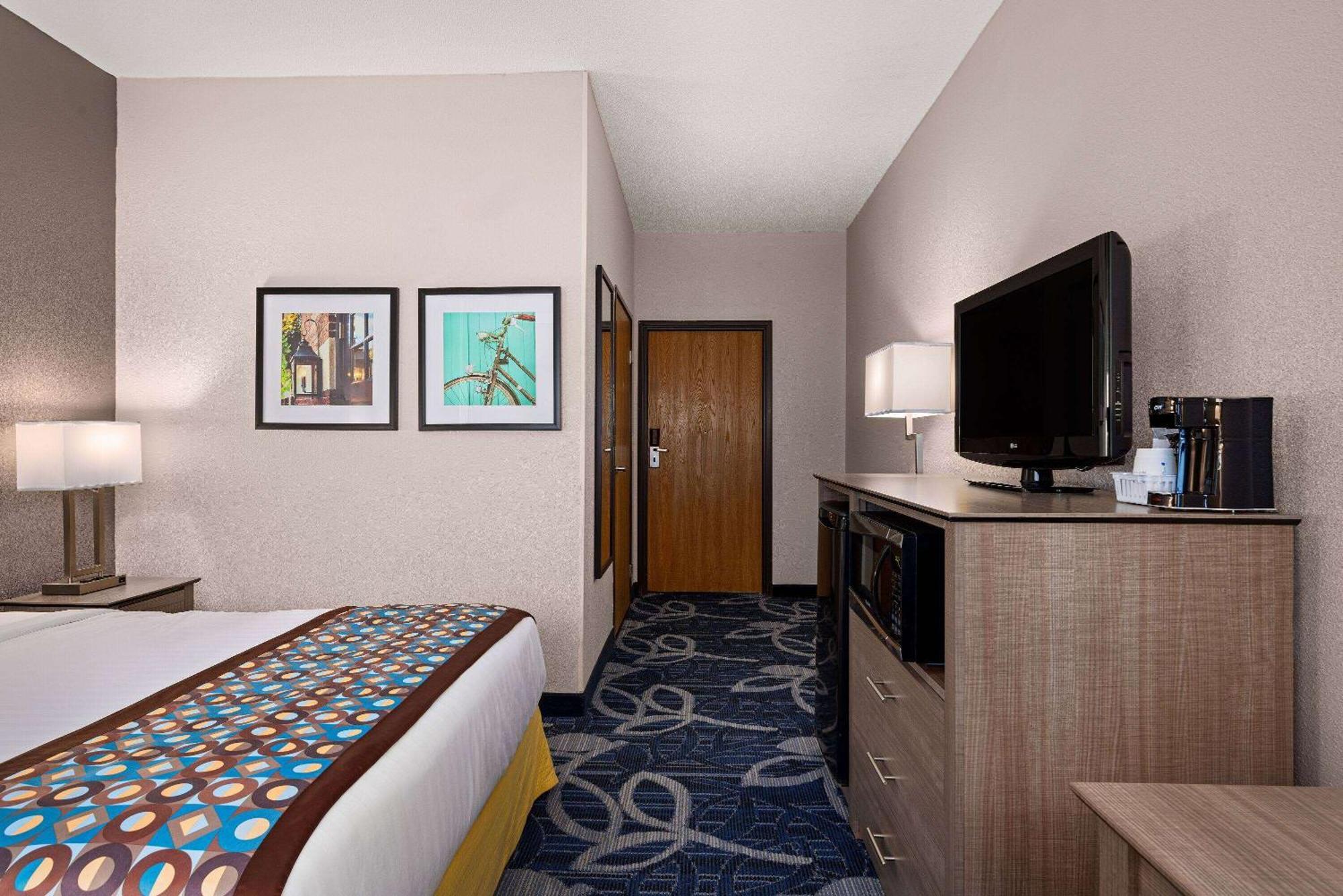 Baymont By Wyndham Waterloo Hotel Exterior photo