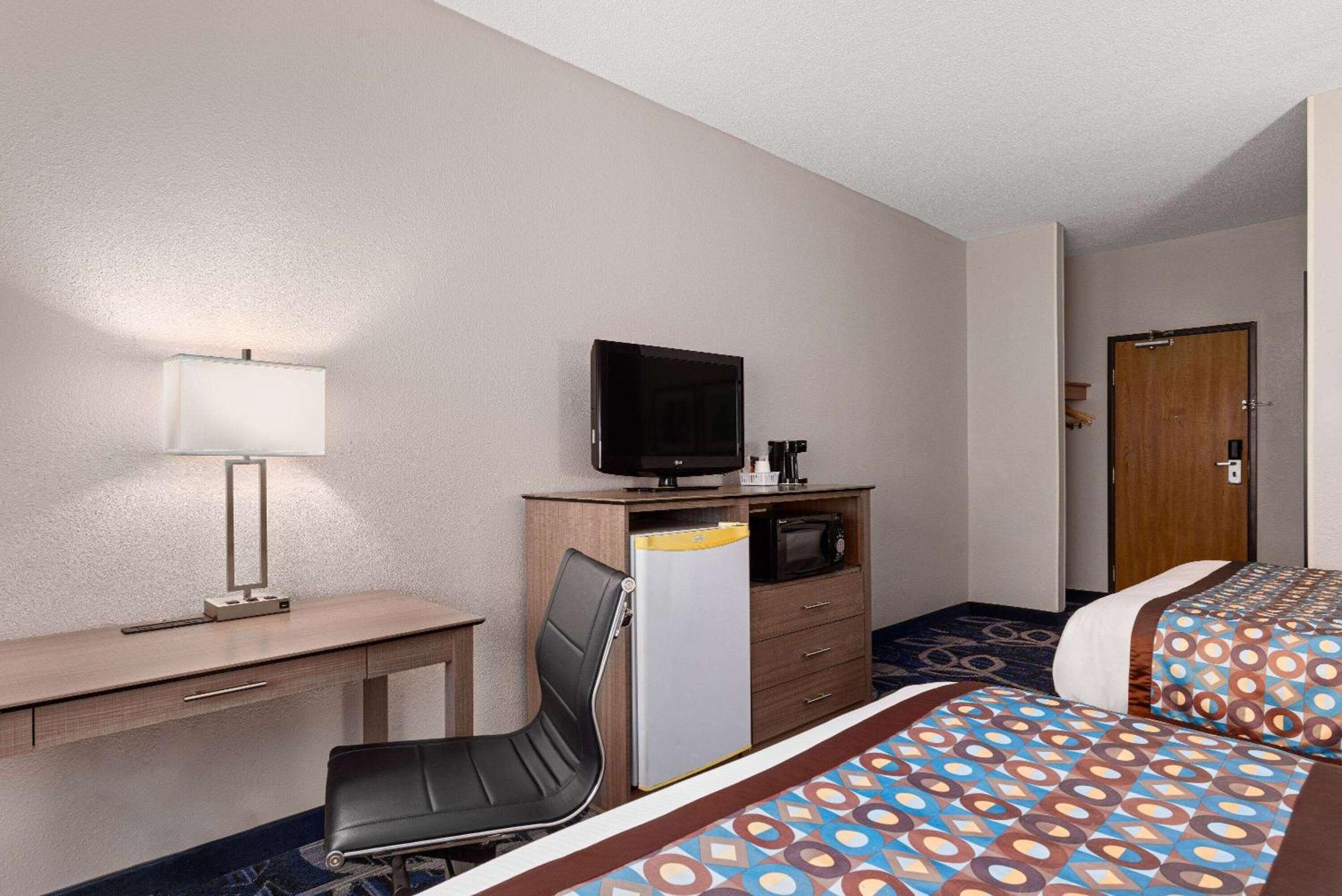 Baymont By Wyndham Waterloo Hotel Exterior photo