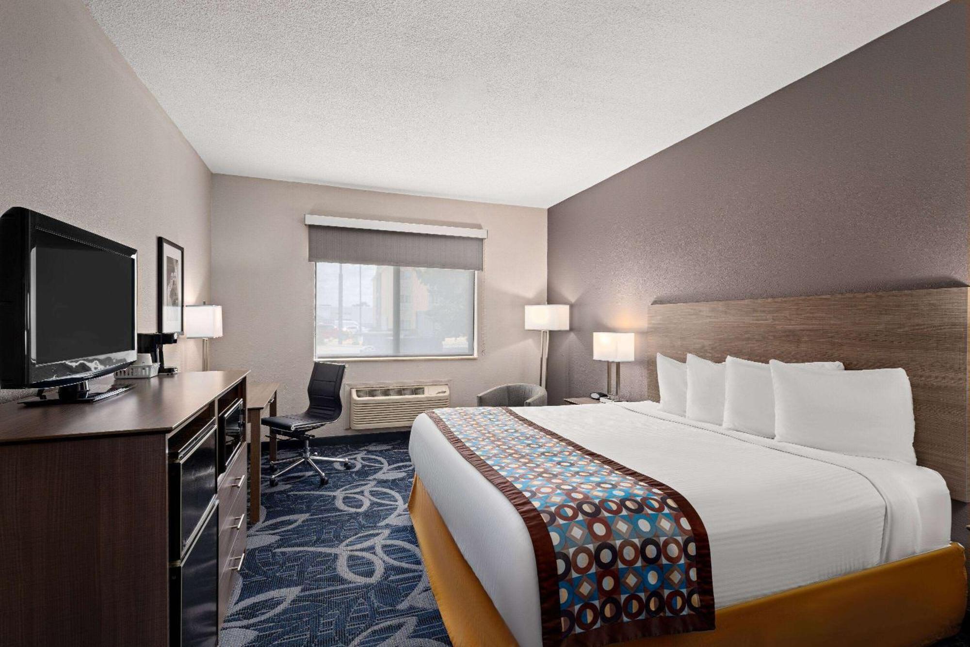 Baymont By Wyndham Waterloo Hotel Exterior photo