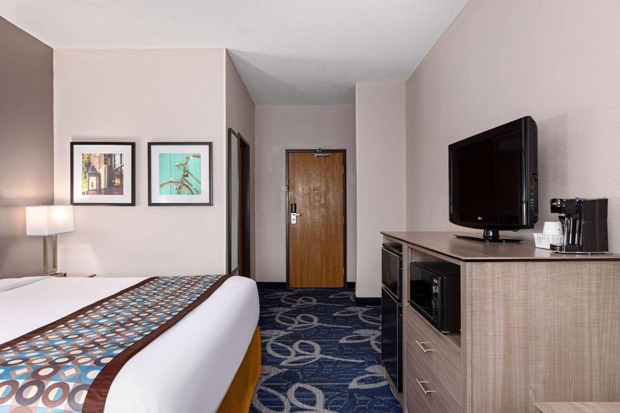 Baymont By Wyndham Waterloo Hotel Exterior photo