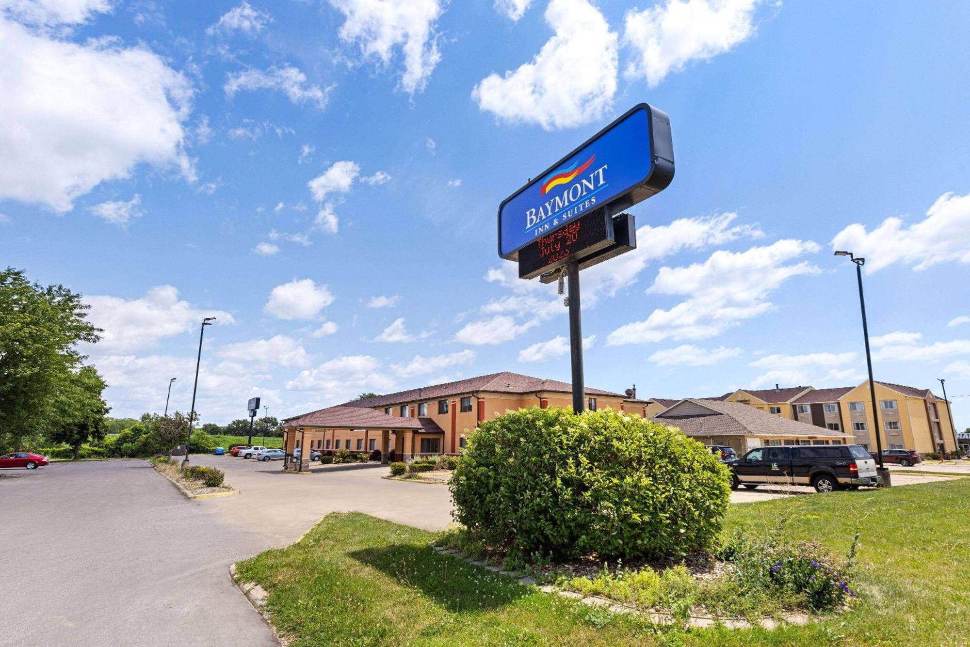 Baymont By Wyndham Waterloo Hotel Exterior photo