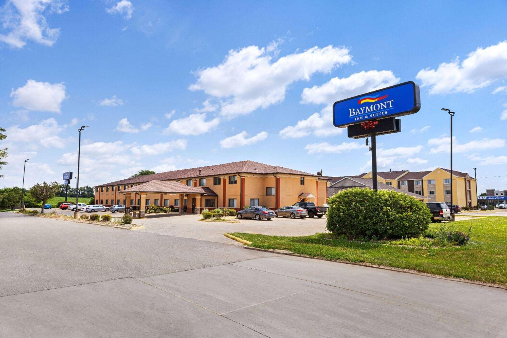 Baymont By Wyndham Waterloo Hotel Exterior photo