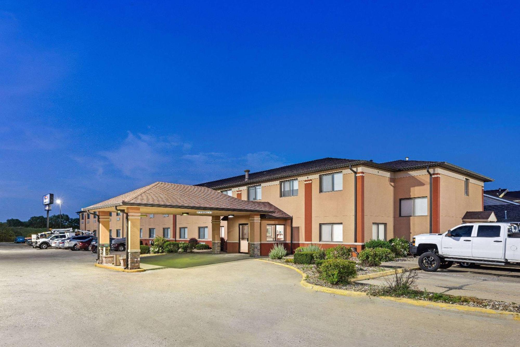 Baymont By Wyndham Waterloo Hotel Exterior photo